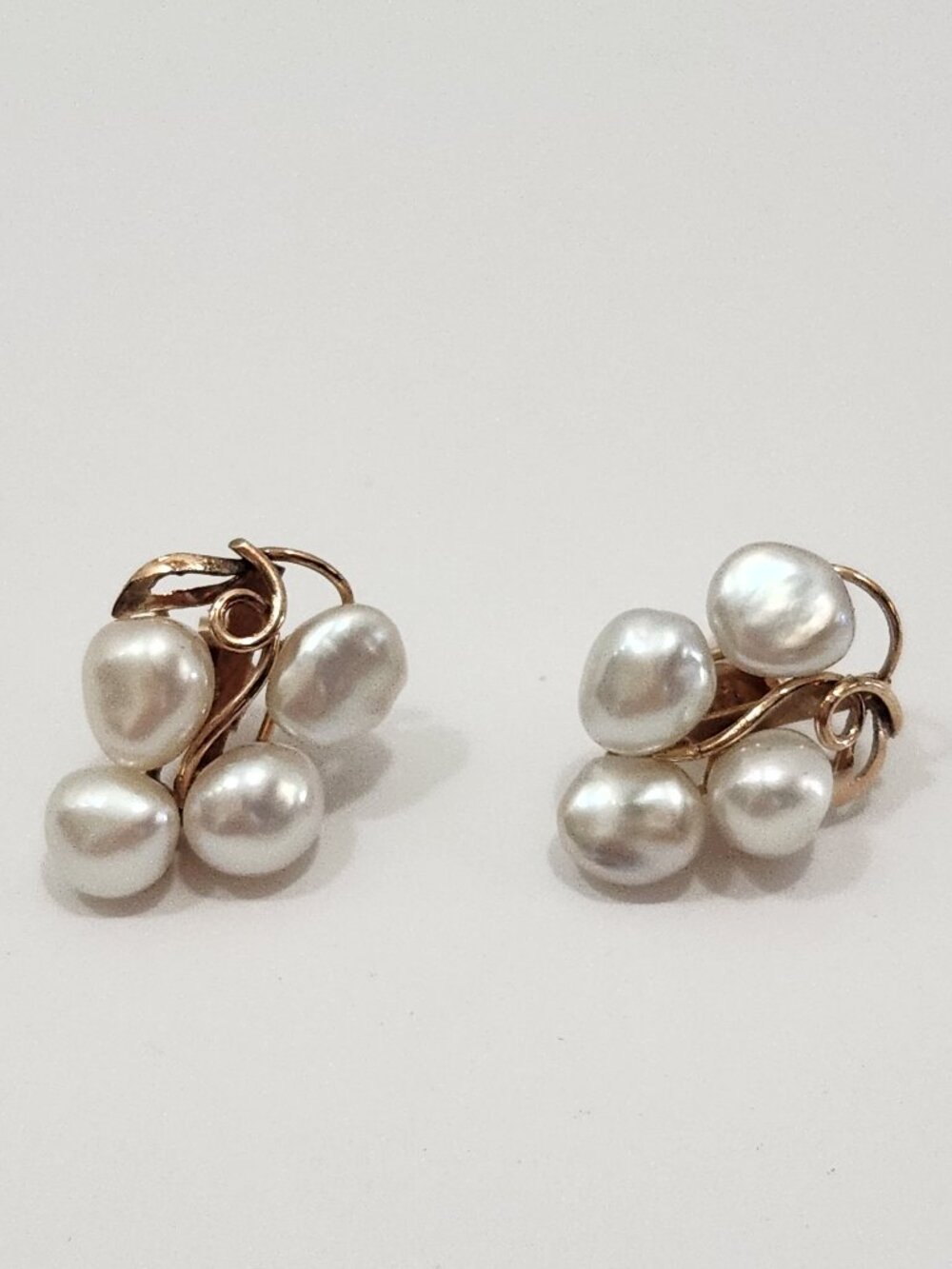 Beautiful Vintage 14K Solid Yellow Gold Freshwater Pearl Cluster Earrings - Picture 3 of 7